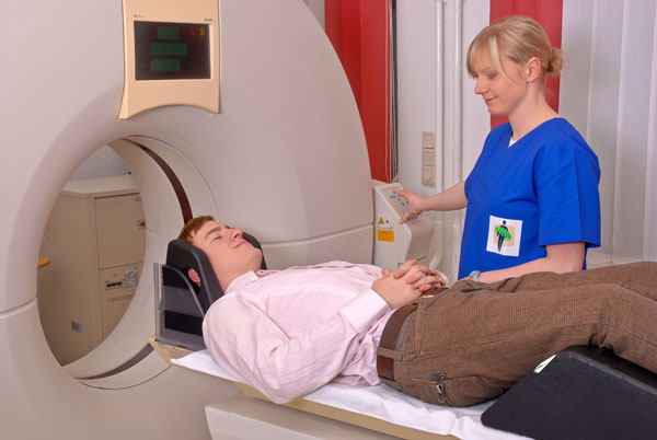 Bei der Computertomografie wird der Patient von der MTRA betreut.