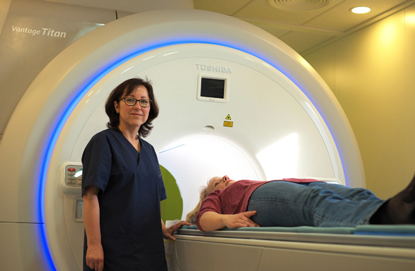 Im MRT werden ohne Röntgenstrahlen Bilder erzeugt, die der Facharzt für Radiologie auswertet.   